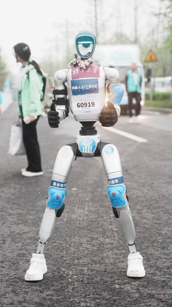高亿管理 全球首场“人机共跑” 机器人ETF易方达（159530）携手人形机器人“出战”半马