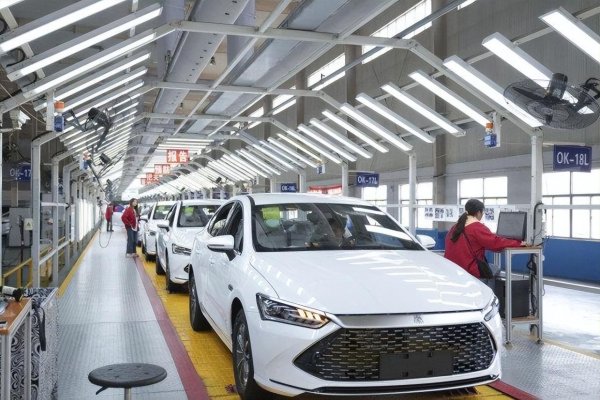 涨盈配 大反转！2025年1月燃油车份额从46%增至59%，比亚迪和新势力慌了