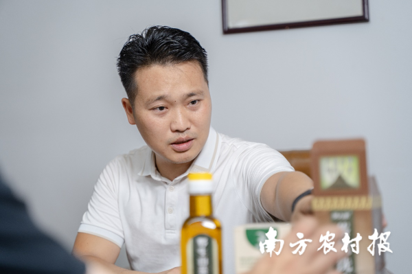 诚信双盈配资 侗人家茶麸洗发水创始人荣佳黎：侗族人的宝贝经得起市场检验|三江·油茶面孔②