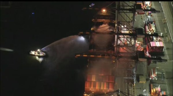 牛股远期策略 美国洛杉矶港一船只起火 超百名消防员前往现场